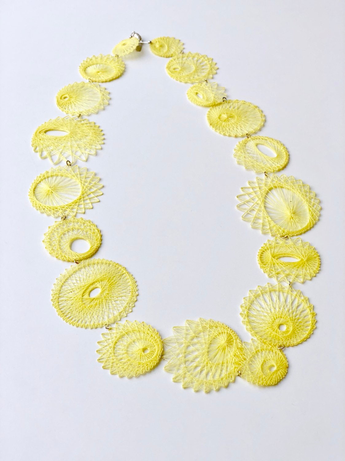 Spiro collier jaune irregulièr - handmade PLA bioplastic necklace - Miette jewelry