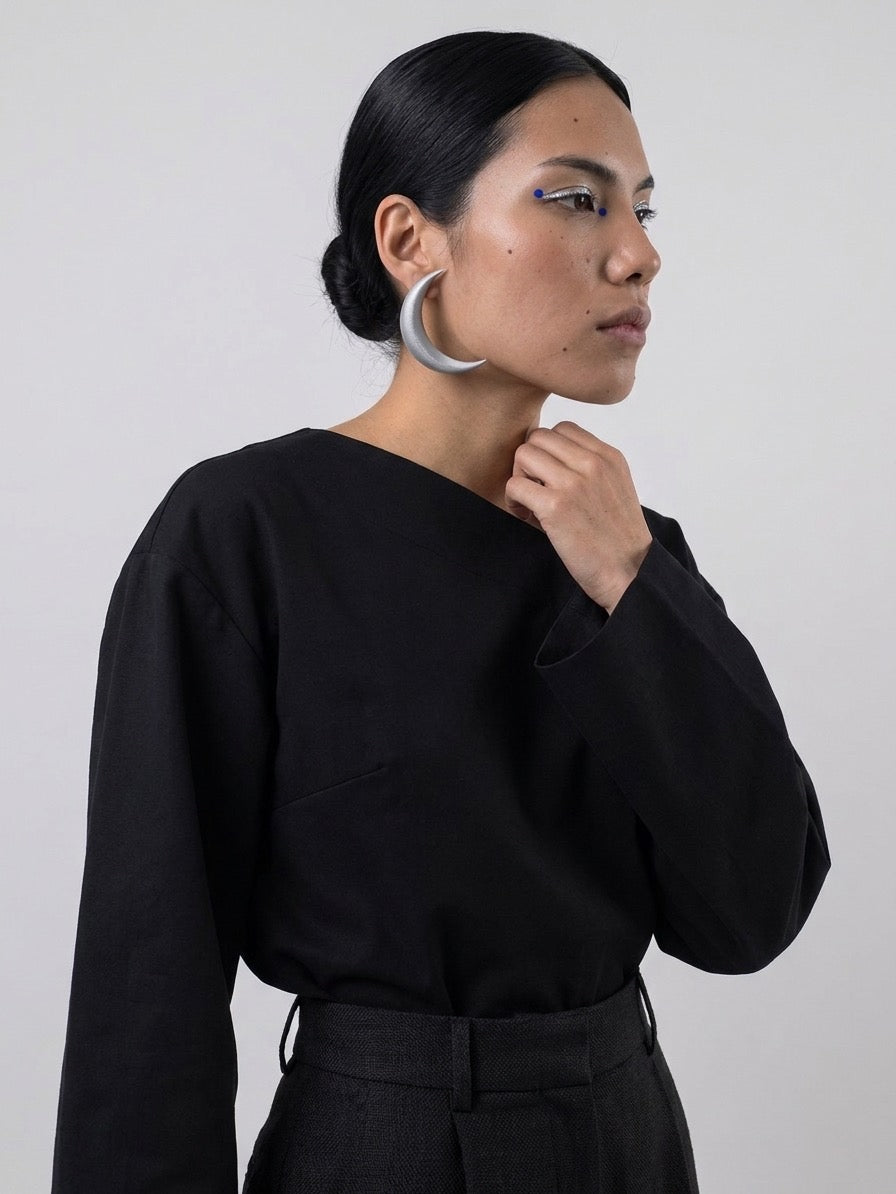 Vue de profil des boucles d’oreilles La Lune argentées