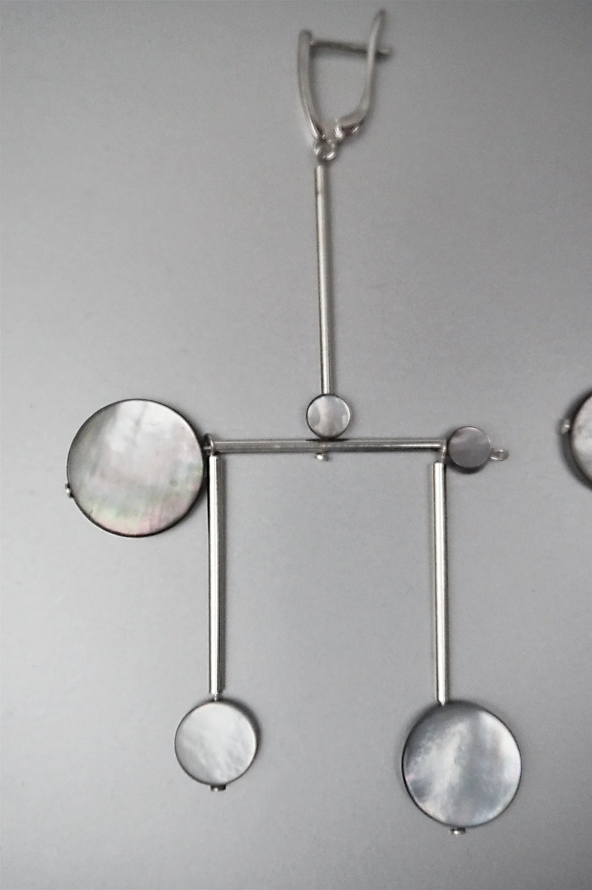 Modern geometric statement earring with silver metal bars and round mother-of-pearl discs