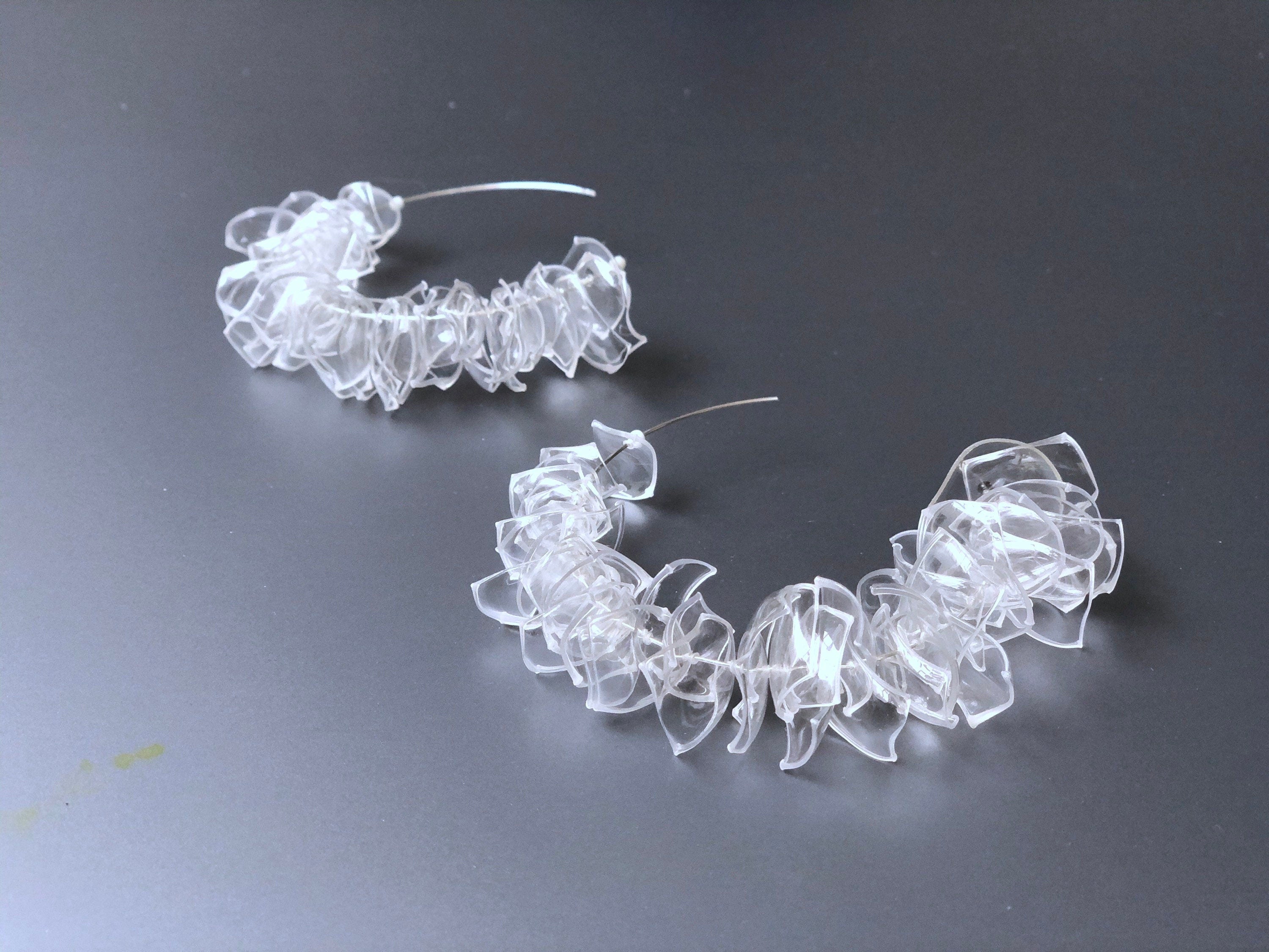Créoles XL en plastique recyclé : créoles transparentes en acier inoxydable - handmade PLA bioplastic earrings - Miette jewelry